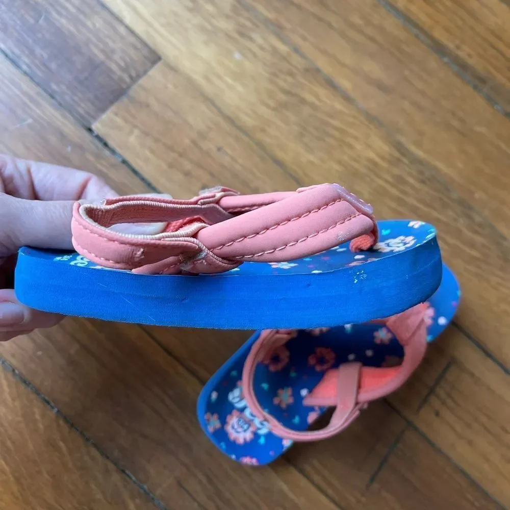 🌸 Toddler girl 3/4 REEF flip flops pink and blue floral 🌸
